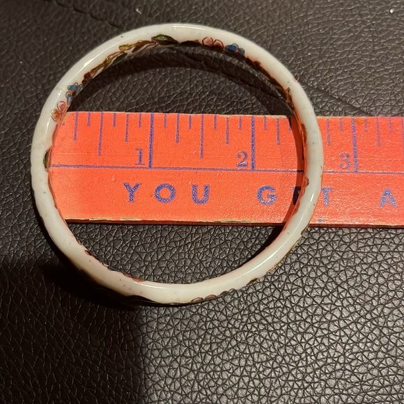 Beautiful white bangle bracelet. - Picture 5 of 5